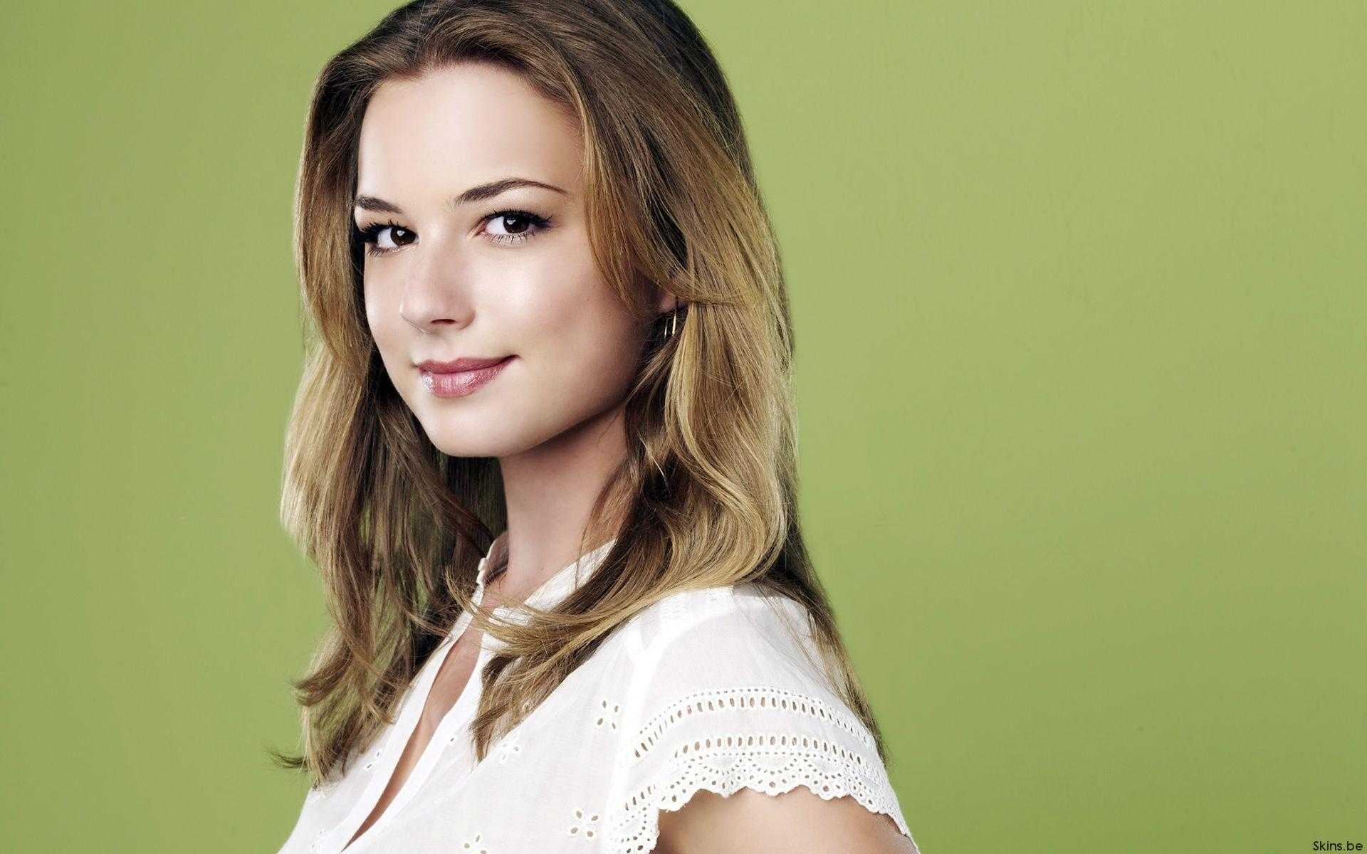 Emily vancamp and joshua bowman show off their sculpted beach bodies
