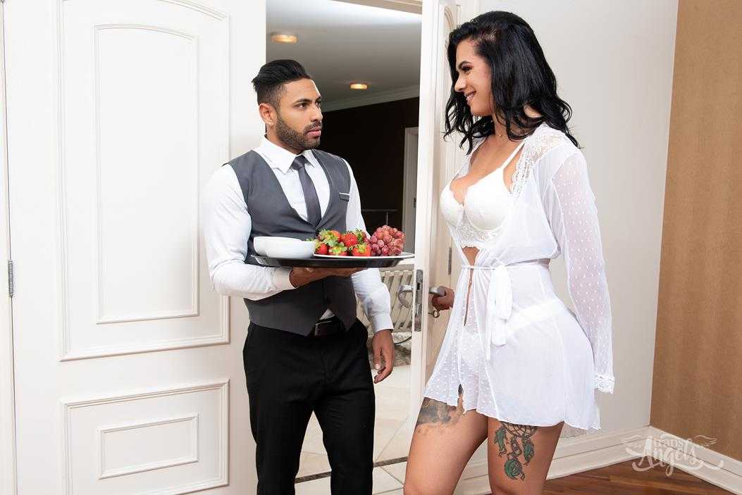 Everything about chanel santini, her biography, wiki, age, net worth, interests and career - biographyvibe