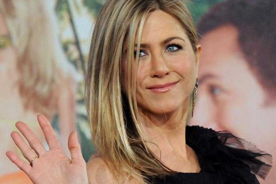 Jennifer aniston, 54, shows off a very toned tummy as she talks new exercise program | daily mail online